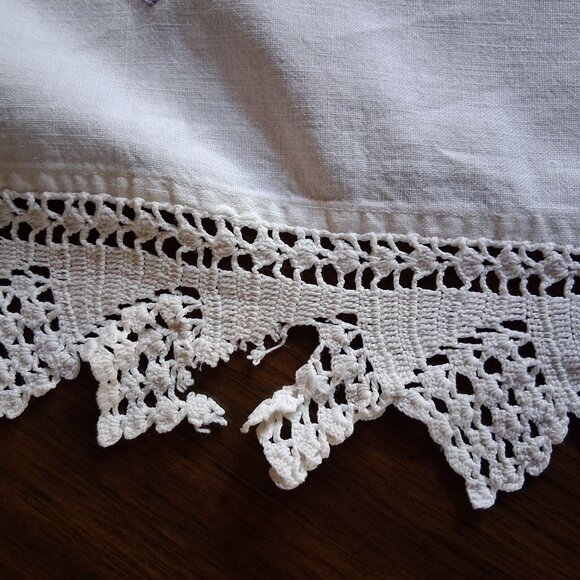 ? Vintage Floral Embroidered Tablecloth • Crochet Lace Edge • 54x58 Multicolor